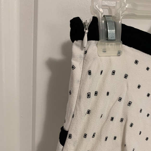 Black and white skirt - Picture 3 of 3